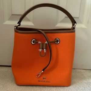 Michael Kors Suri Bucket Handbag Purse Crossbody Messenger Cream Leather…